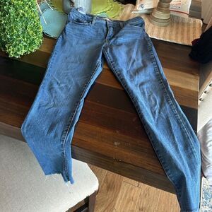 LEVIS SHAPING SKINNY "311"JEANS FRAYED ANKLE SIZE 31